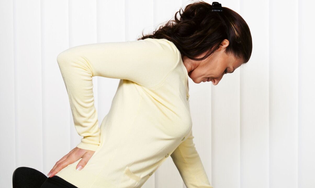 Dolor de espalda en una mujer.